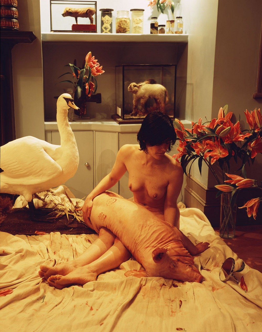 999x1268, 224 Kb / девушка, гусь, поросенок, свинья, постель, брюнетка, цветы, лилии