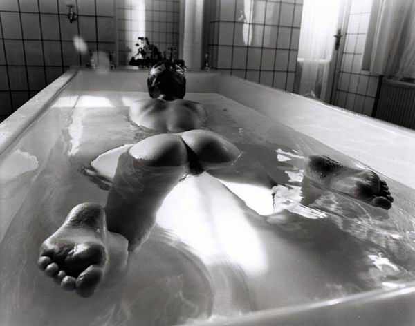 600x472, 39 Kb / попа, ванная, ч/б