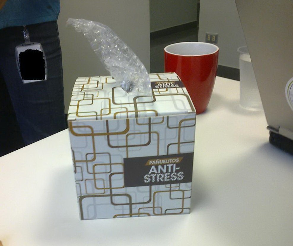 988x830, 166 Kb / пупырышки, нервы, салфетки, коробка, стол