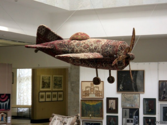 700x524, 66 Kb / самолет, ковер, комната, картины