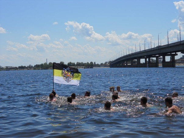 604x453, 63 Kb / флаг, река, пловцы