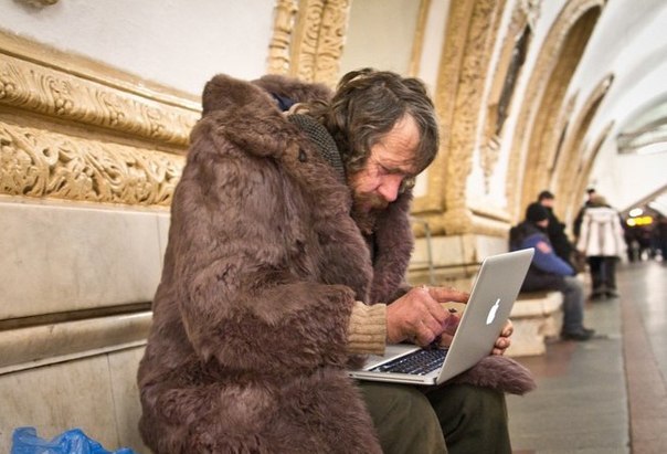 604x411, 56 Kb / бомж, киевская, макбук, ноутбук, москва, метро