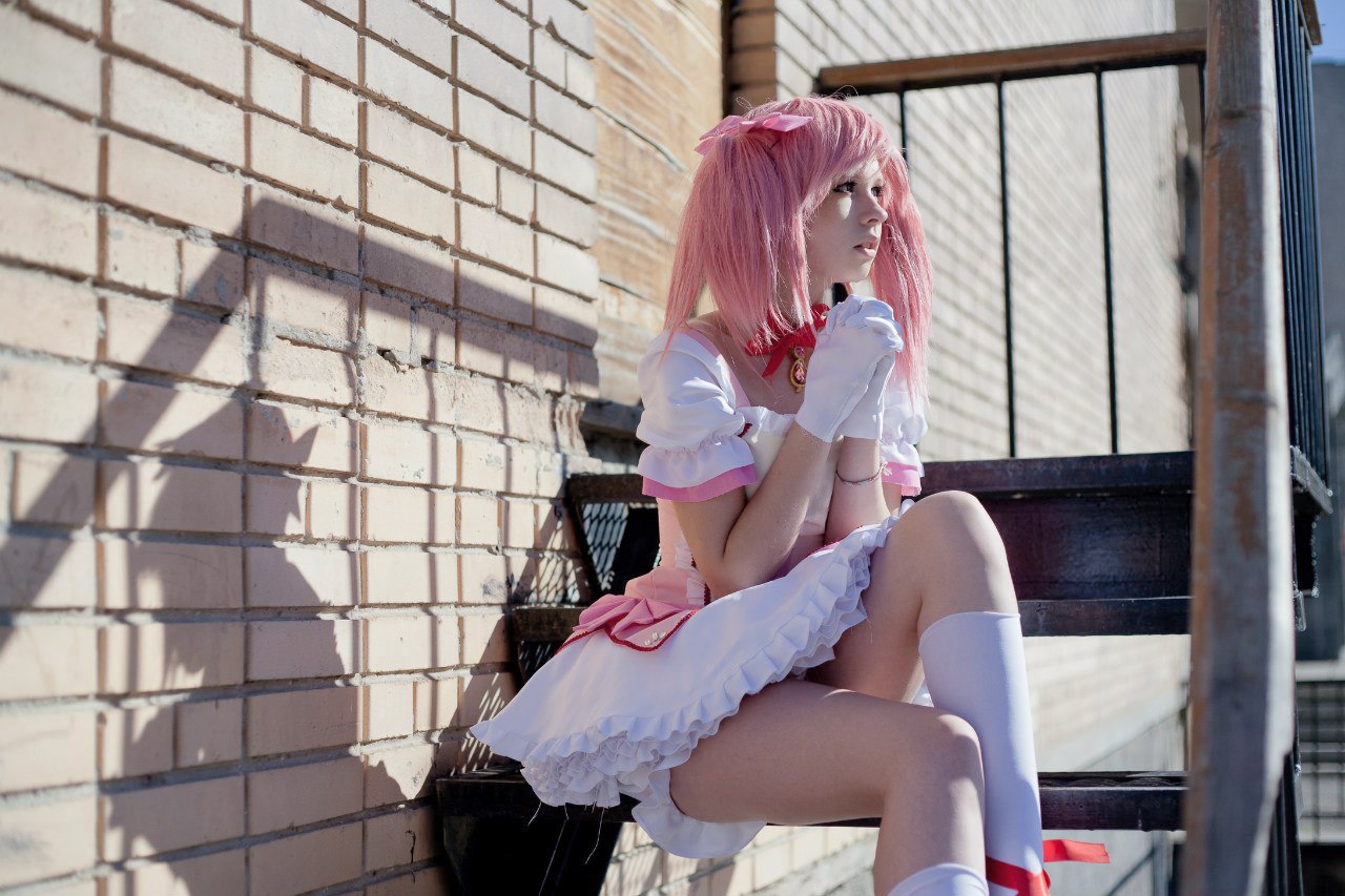 1280x853, 208 Kb / косплей, Ritona, Madoka Kaname, девушка, лестница, ступеньки, кирпичная стена