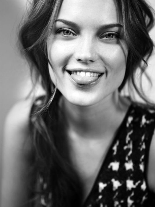 525x700, 37 Kb / Девушка, улыбка, язык, искринка, в глазах