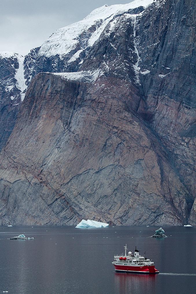 677x1014, 174 Kb / Гренландия, море, скала, снег, теплоход