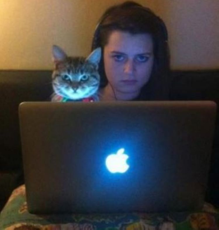 750x787, 40 Kb / ноутбук, наушники, смотрят