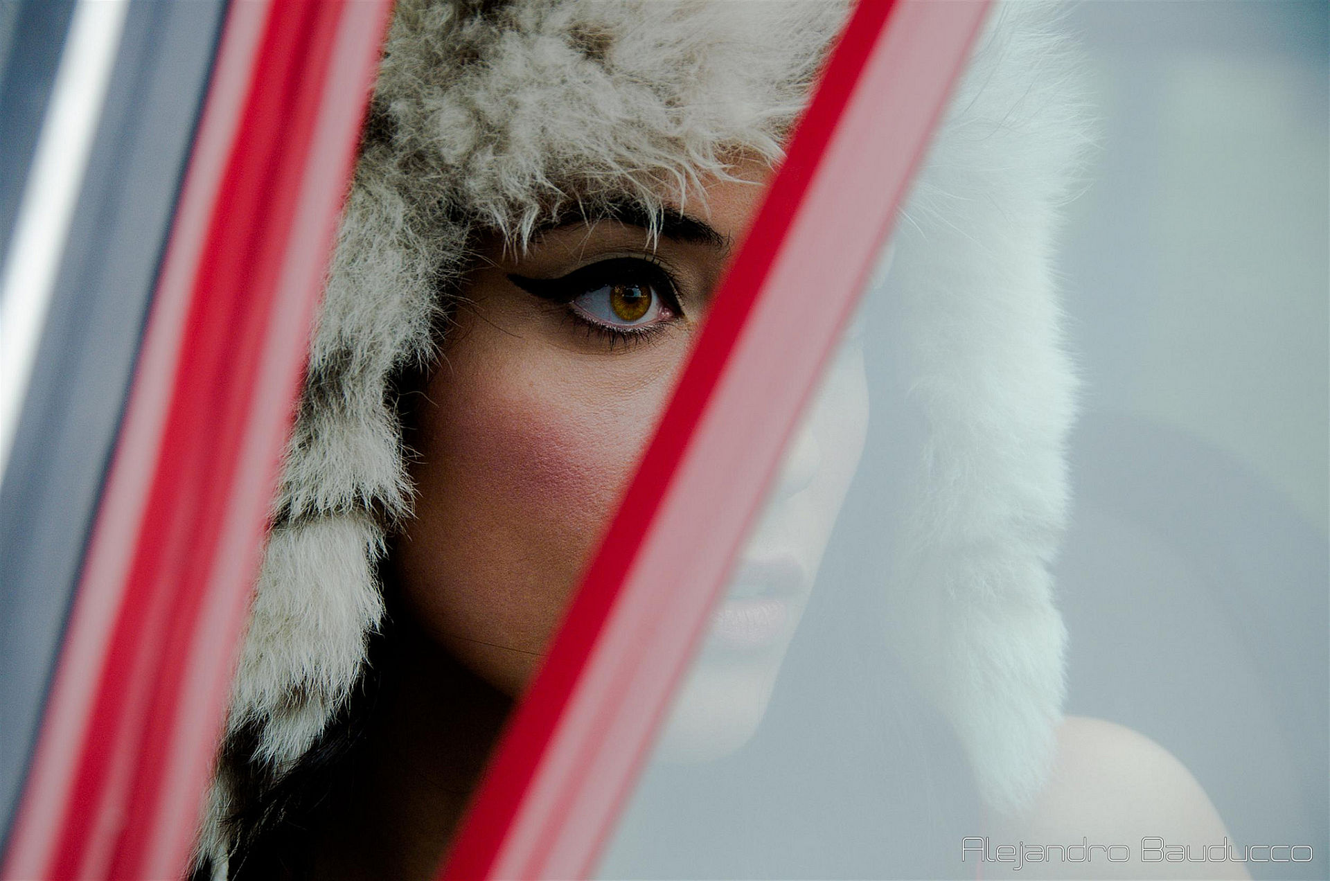 1920x1272, 296 Kb / Автомобиль, дверь, зима, девушка, взгляд