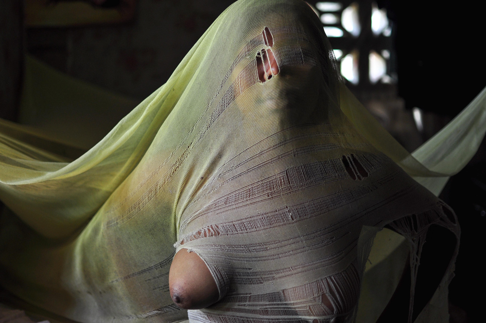 1000x664, 296 Kb / негритянка, ткань, дырки