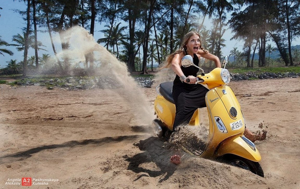 1152x728, 293 Kb / блондинка, мопед, ноги, песок, пальмы, веспа, vespa