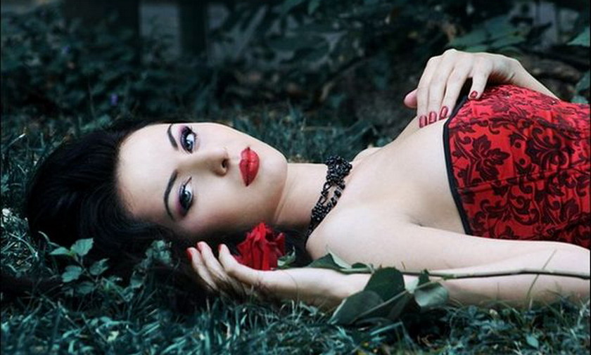 840x505, 108 Kb / Девушка, брюнетка, роза