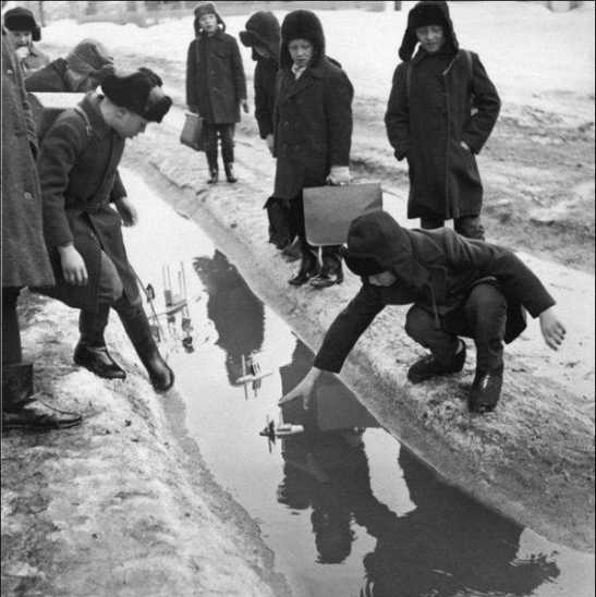 547x548, 50 Kb / Детство, ручей, кораблики, дети