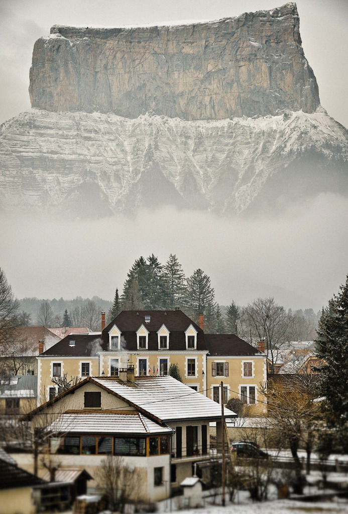 693x1024, 231 Kb / Дома, деревья, скала, туман