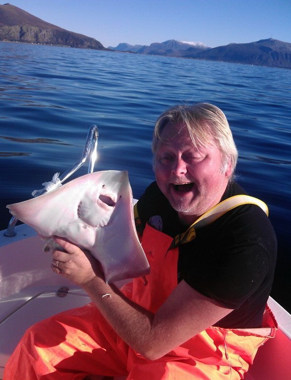 588x767, 111 Kb / Скат, рыбак, лодка, море