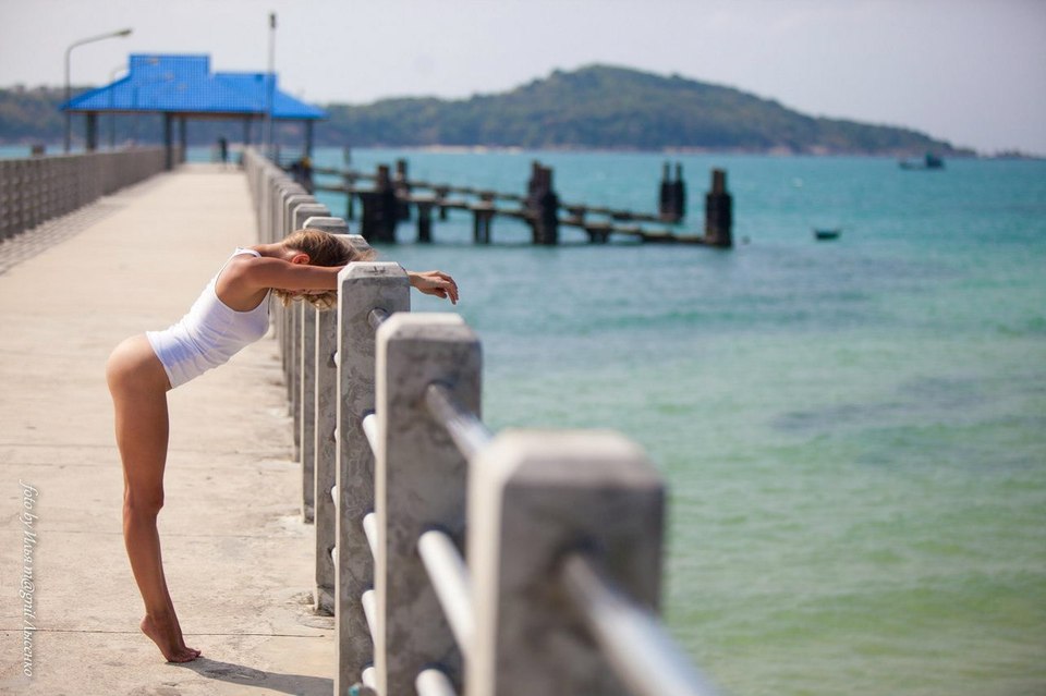 960x639, 78 Kb / пирс, попа, море, брюнетка