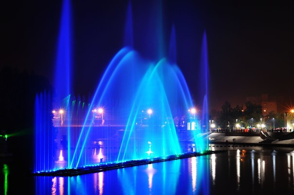 604x401, 37 Kb / Винница, мультимедийный фонтан, Южный Буг, ночь, река