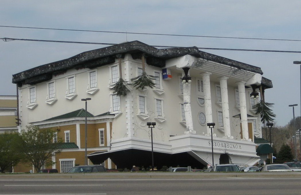 1049x679, 177 Kb / дом, переворот