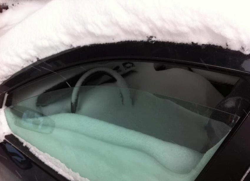 849x615, 91 Kb / авто, окно, снег