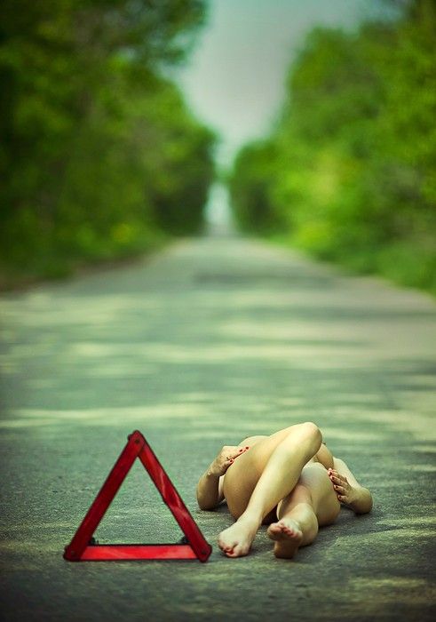 491x700, 42 Kb / Дорога, тело, знак, лежит