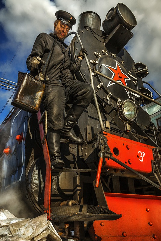 534x800, 160 Kb / паровоз, машинист, ведро