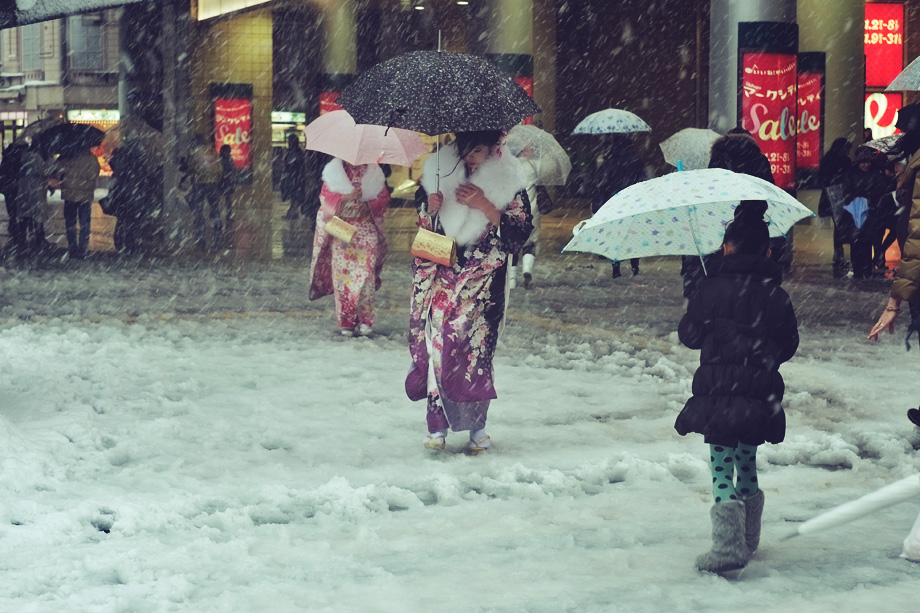 920x613, 257 Kb / япония, токио, снег, гейши, зонты