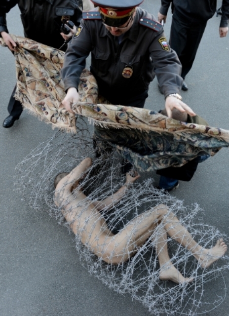 464x640, 235 Kb / менты, художник, колючка