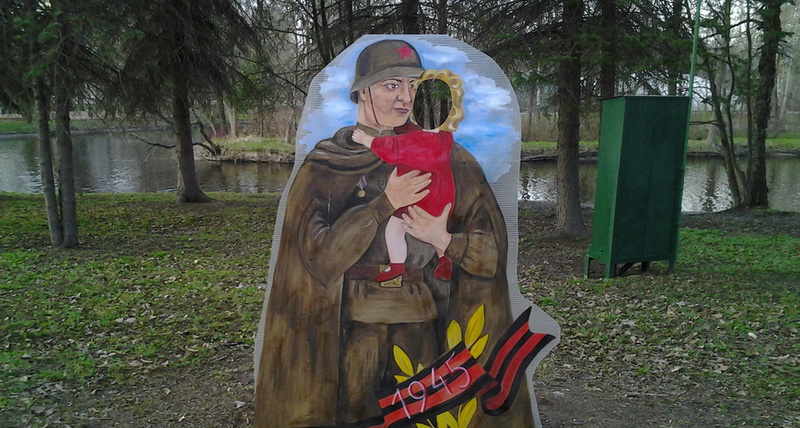 800x428, 205 Kb / парк, щит, солдат, девочка