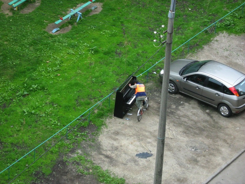 800x600, 203 Kb / дворник, пианино, велосипед
