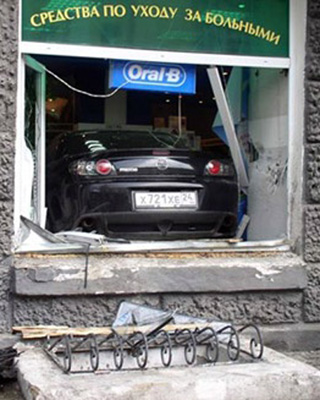 320x400, 57 Kb / Аптека, машина, витрина, авария