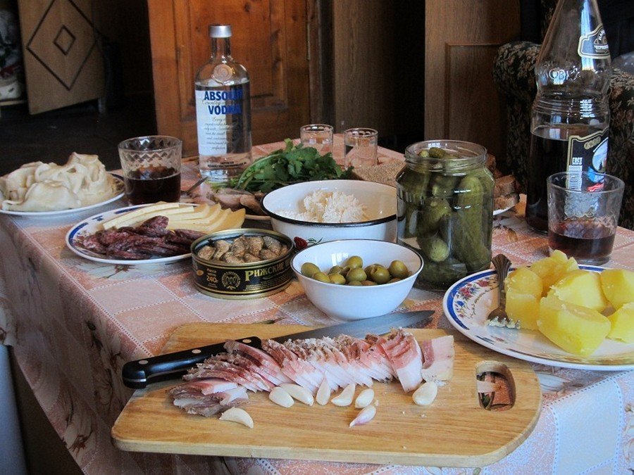 900x675, 150 Kb / стол, водка, бутылка, Абсолют, закуска, зелень, рюмки, стопки, стакан, сыр, ломтики, колбаса, консерва, шпроты, хлеб, оливки, огурцы, рыба, сало, мясо, чеснок, нож, Черноголовка, лимонад, байкал, напиток, картошка, вилка, доска, скатерть, банка, чашка