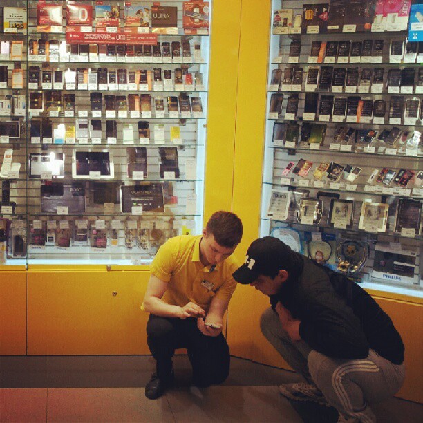 612x612, 115 Kb / салон, мобило, продавец, пацанчик, корточки, телефон