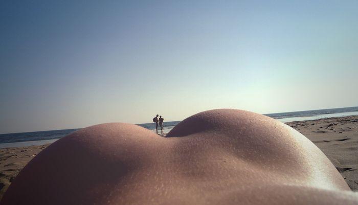 700x401, 21 Kb / ракурс, море, песок, попа, между, люди