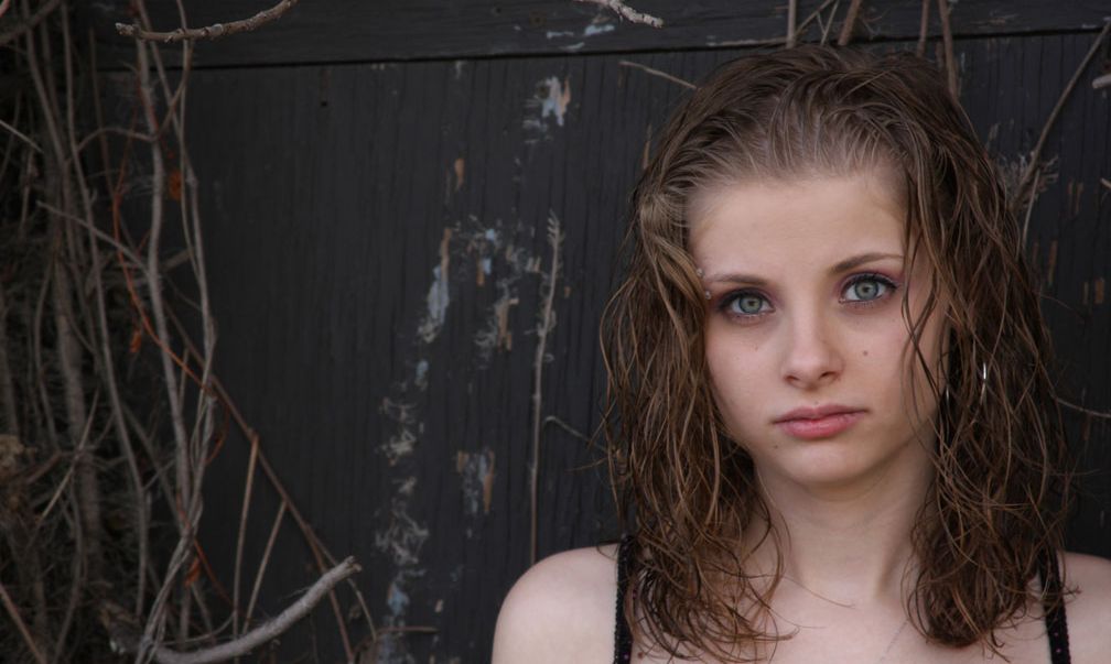 1008x603, 73 Kb / Lil, Candy, девушка, стена, плющ