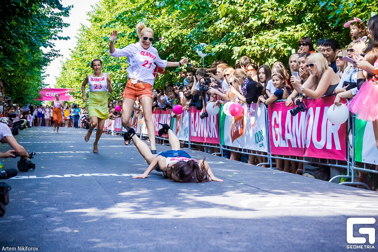 750x500, 197 Kb / забег, каблуки, туфли, падение, асфальт