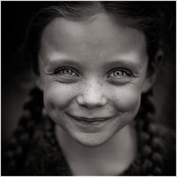 604x604, 43 Kb / улыбка, ребенок, косички, ч/б