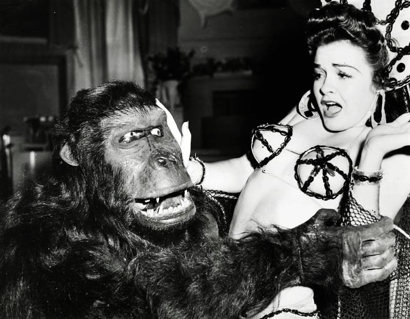 800x623, 80 Kb / девушка, обезьяна, Doris Houck, Joseph Jasgur