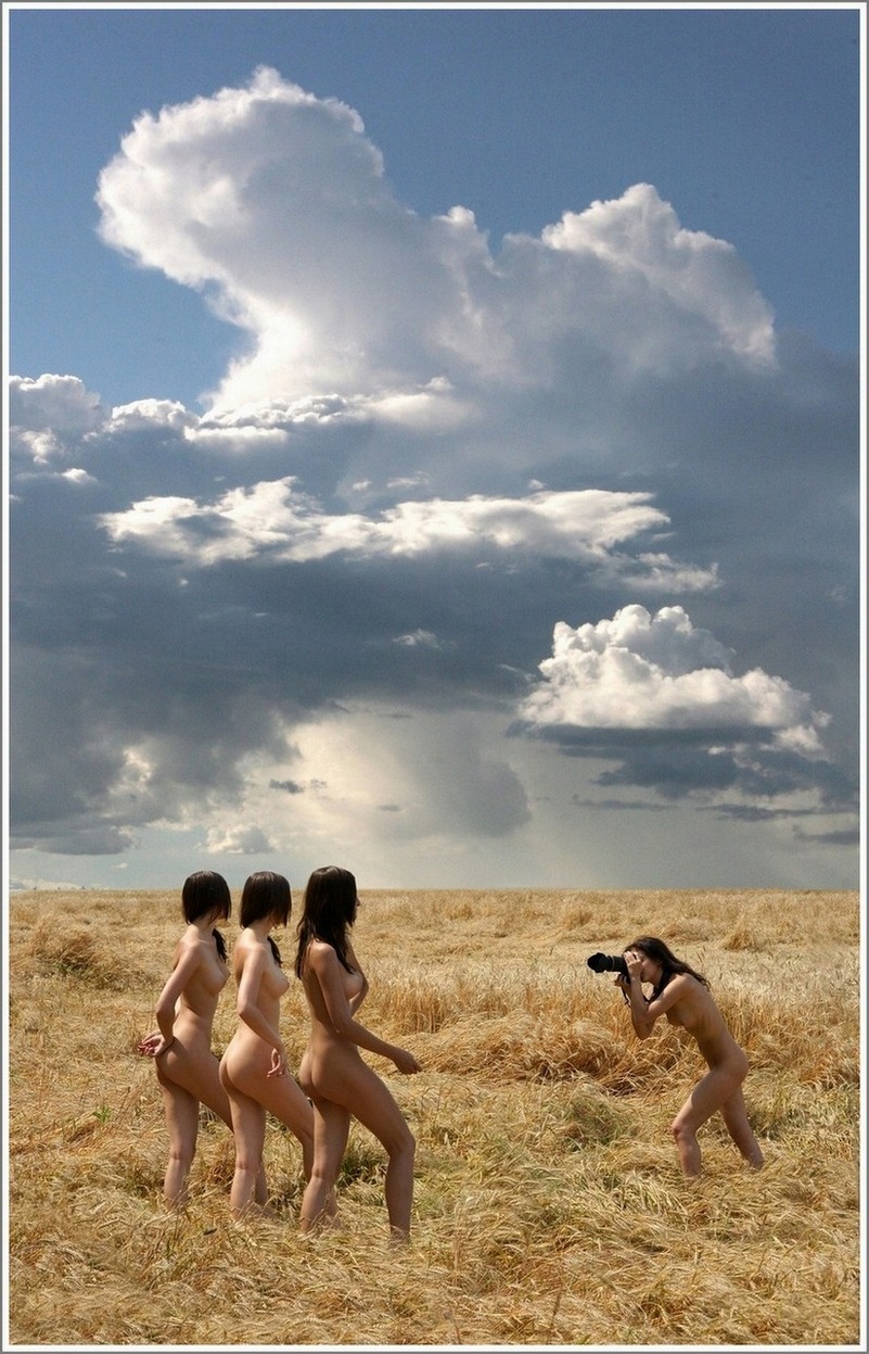 801x1247, 290 Kb / девушки, фотоаппарат, позирование, поле, облака