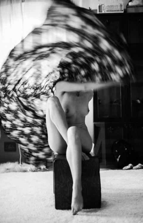 480x750, 83 Kb / ч/б, сиськи, девушка, платье, движение