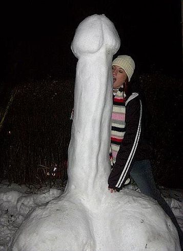 357x489, 45 Kb / снежная баба, член, поцелуй, свитер