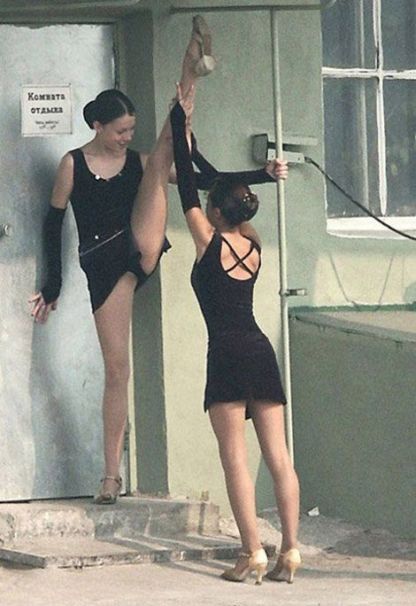 416x606, 48 Kb / комната отдыха, растяжка, платье, трусики