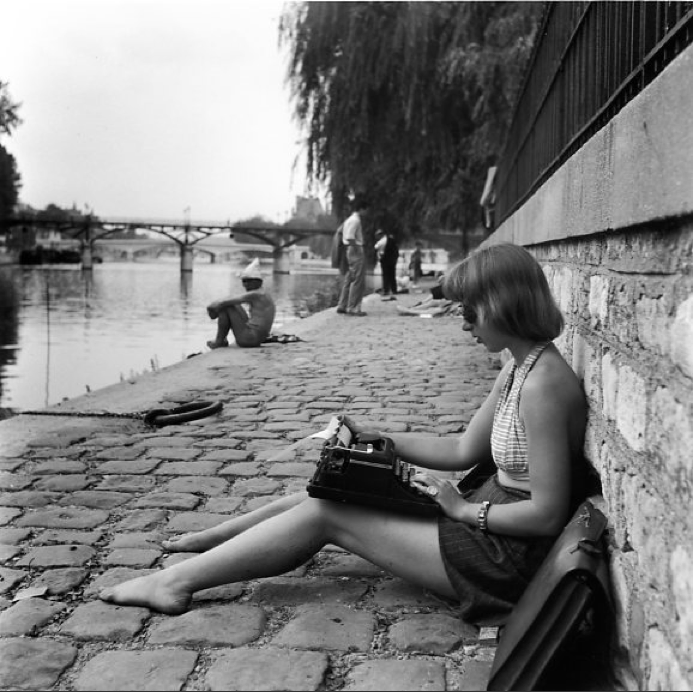 693x692, 419 Kb / девушка, печатная, машинка, портфель, река, мост, набережная, брусчатка, Робер Дуано, Robert Doisneau, Париж, Сена, 1947