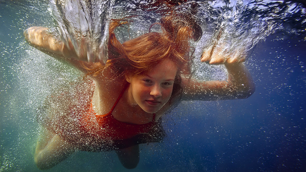 1000x562, 291 Kb / рыжая, красное, платье, под водой