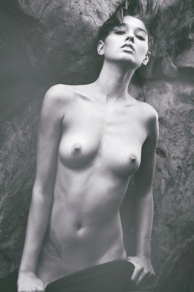 683x1024, 115 Kb / ч/б, перо, тату, топлесс