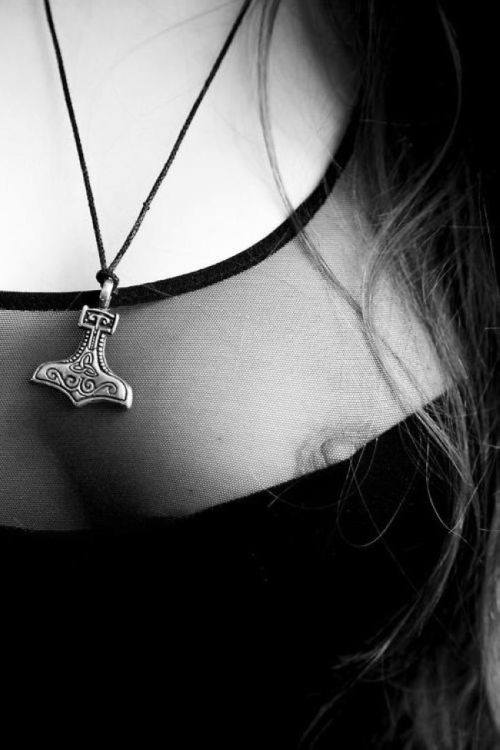 500x750, 45 Kb / ч/б, сиська, кулон