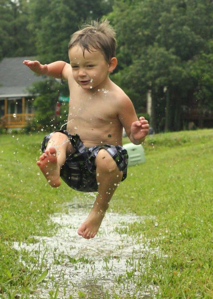 428x600, 57 Kb / ребёнок, мальчик, лужа, трава, прыжок, брызги