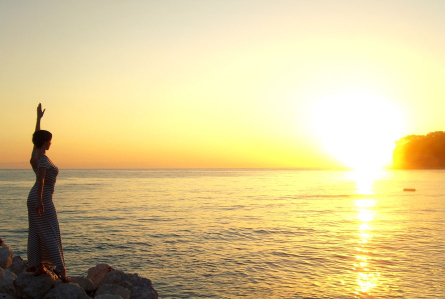 890x598, 88 Kb / закат, море, берег, камни, девушка, тельняшка