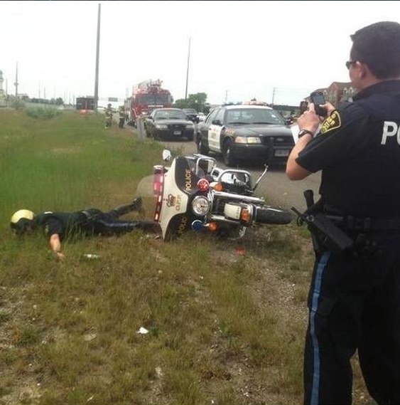 563x569, 61 Kb / полиция, мотоцикл, авария, фото, телефон