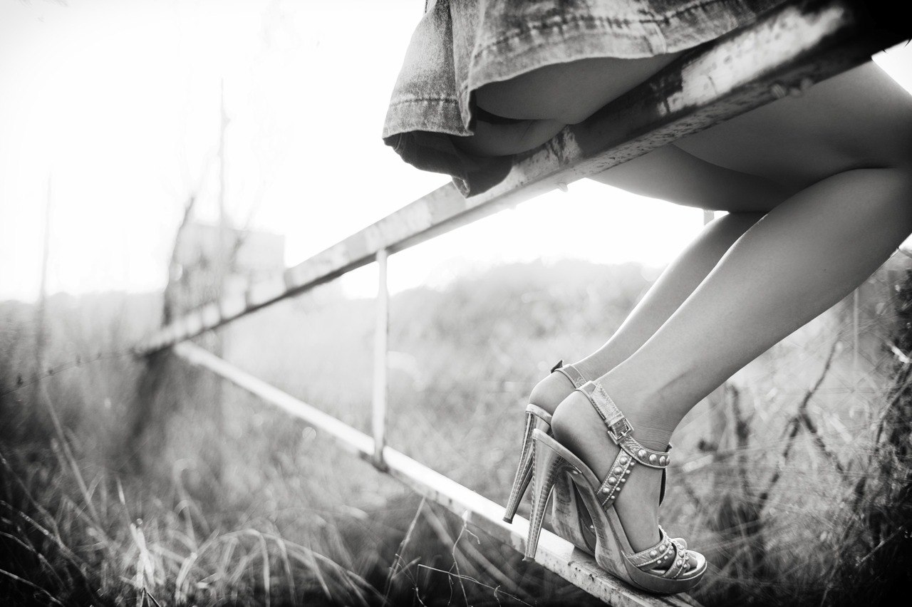 1280x852, 160 Kb / юбка, ноги, босоножки, ч/б