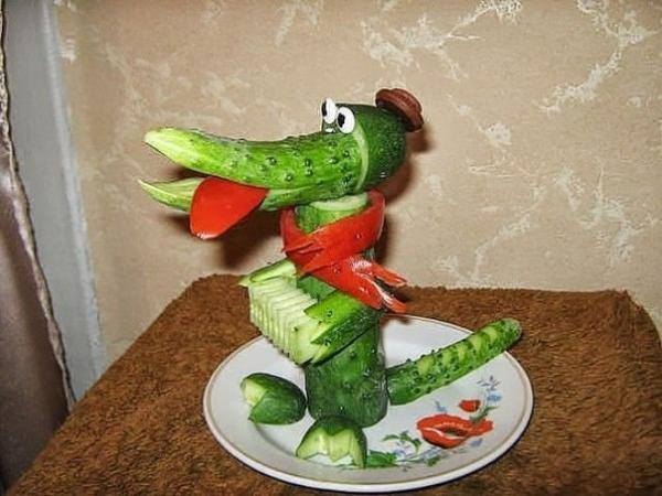 600x450, 50 Kb / крокодил гена, огурцы, тарелка, фигурка
