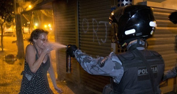 604x322, 46 Kb / полицейский, женщина, газ, пожар