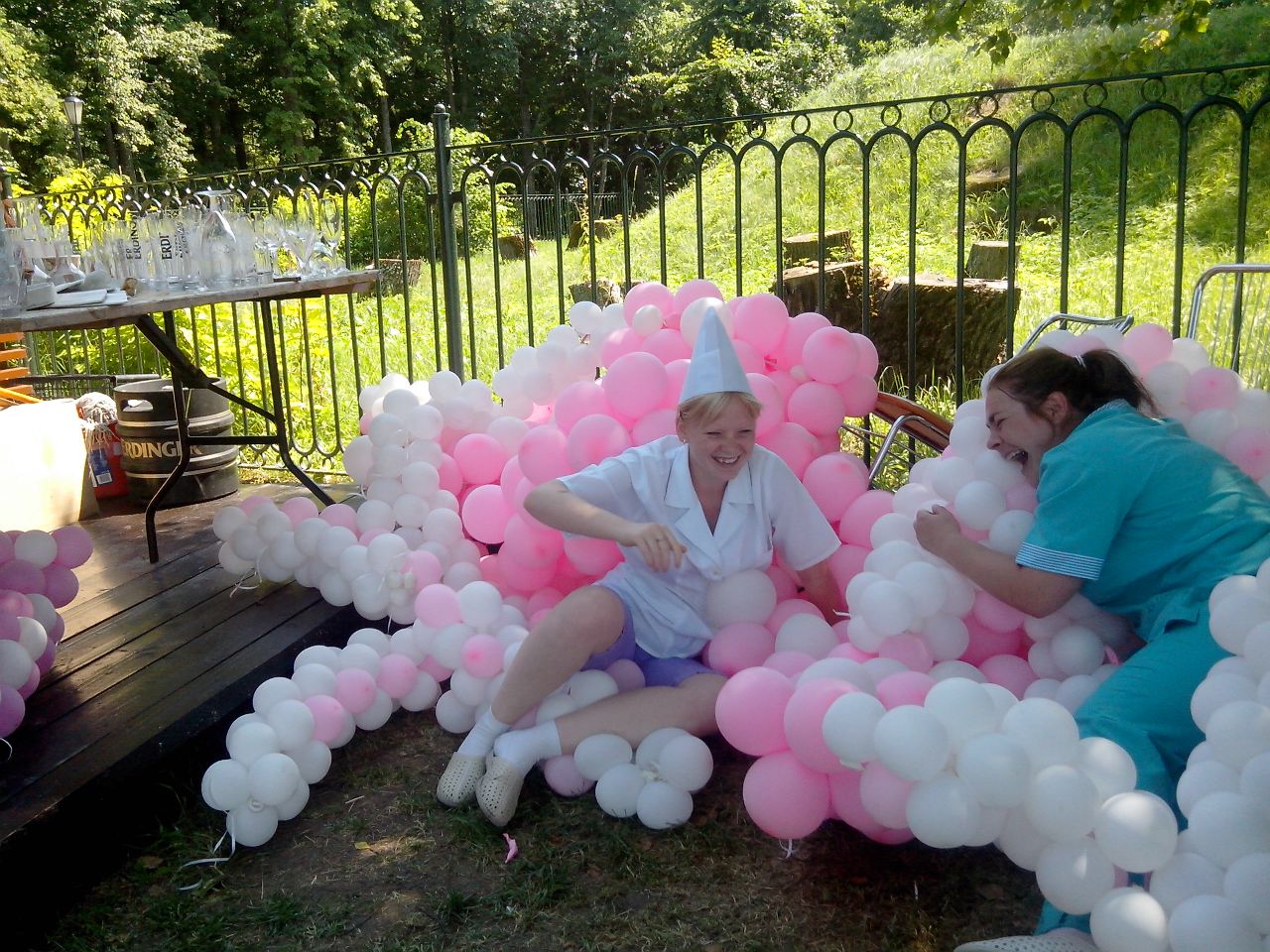 1280x960, 297 Kb / пни, забор, шарики, радость, смех, бочонок, рюмки, девченки, униформа, стулья, деревья, травка, ржач